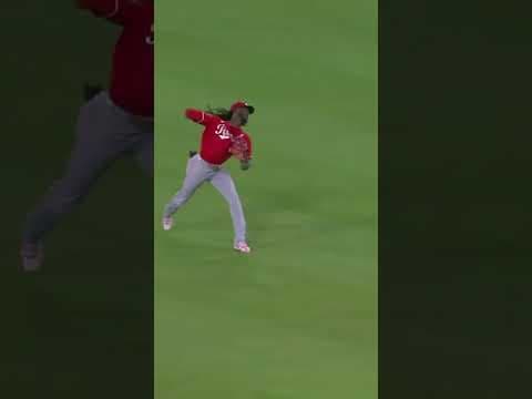 Elly De La Cruz unleashed a dart to prevent an inside-the-park home run for Teoscar Hernández 😳